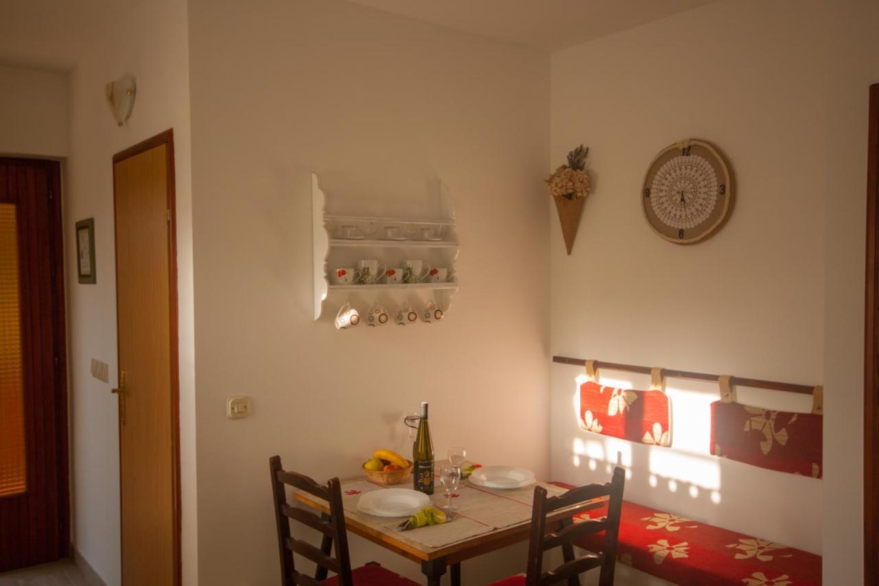Apartments Cvelic Milovcic Malinska Exterior photo