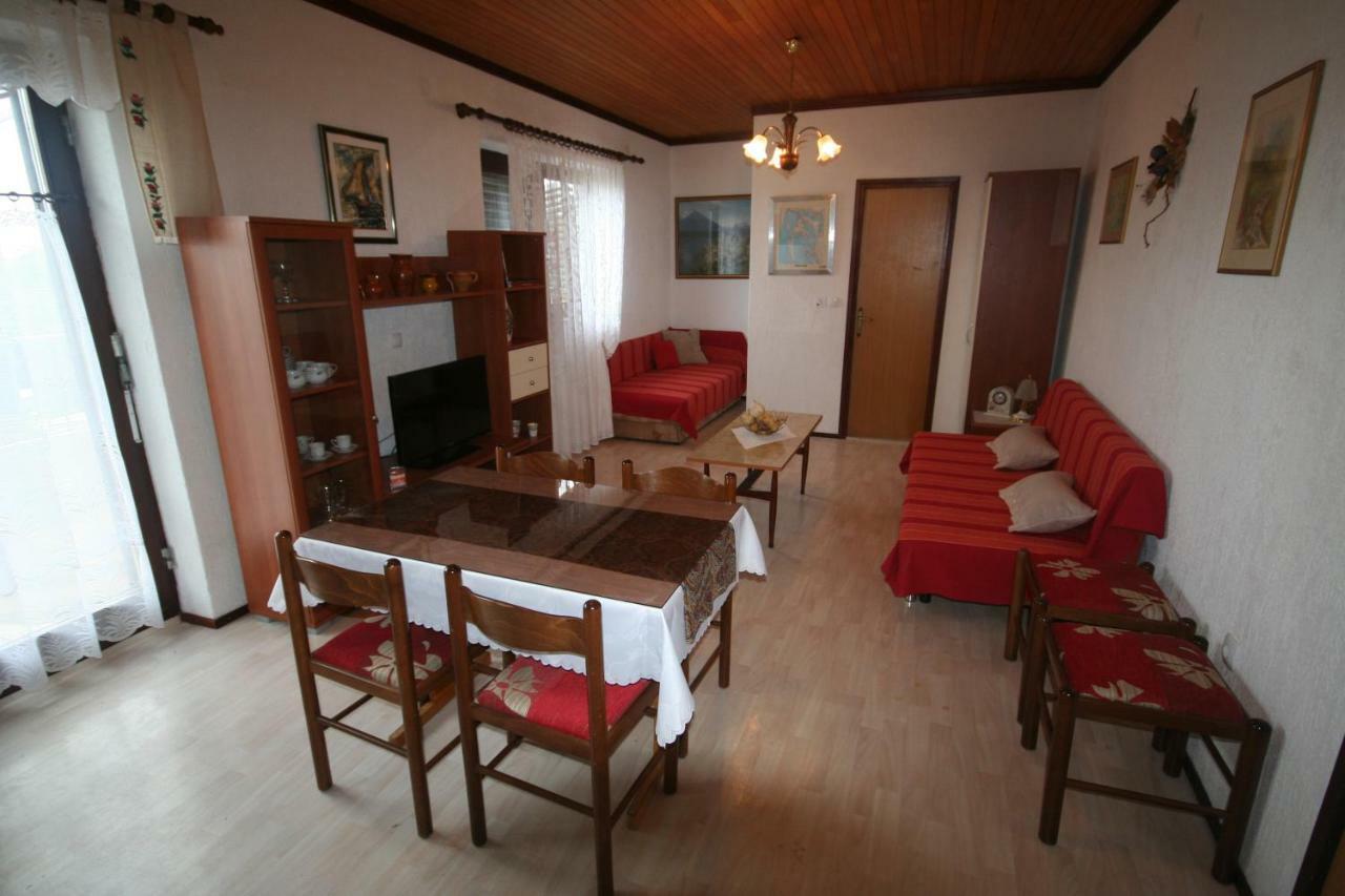 Apartments Cvelic Milovcic Malinska Exterior photo