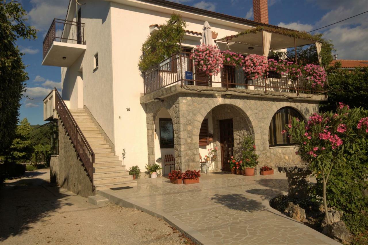 Apartments Cvelic Milovcic Malinska Exterior photo